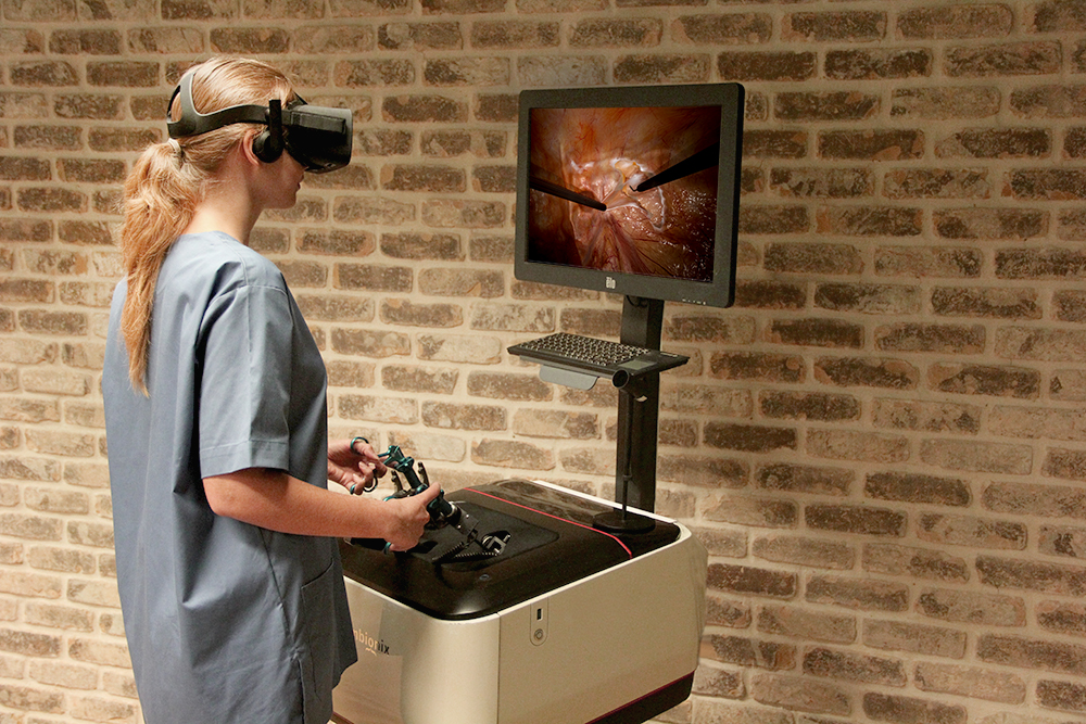 Trainee using LAP Mentor simulator,
wearing VR goggles